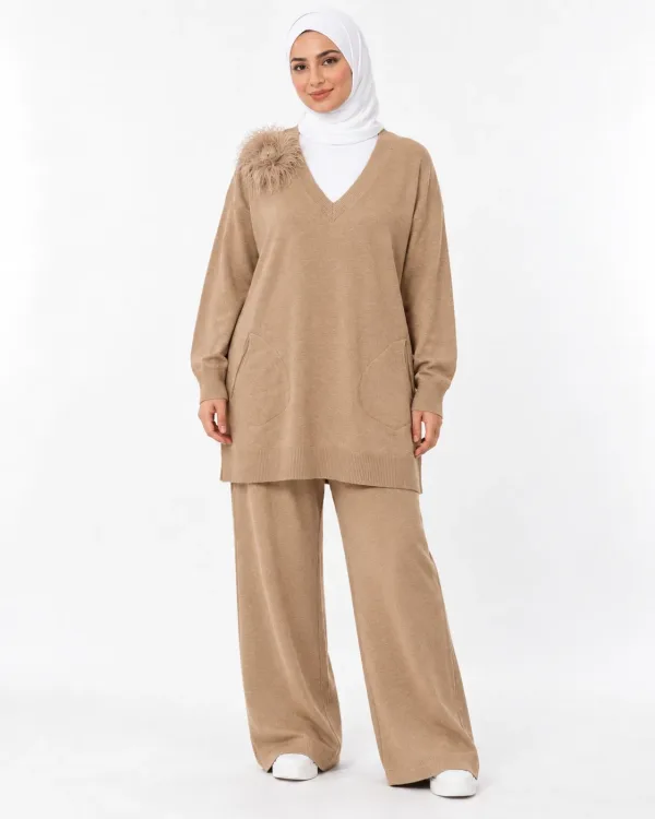 Ensemble Maille Col V et Fleur Plumes